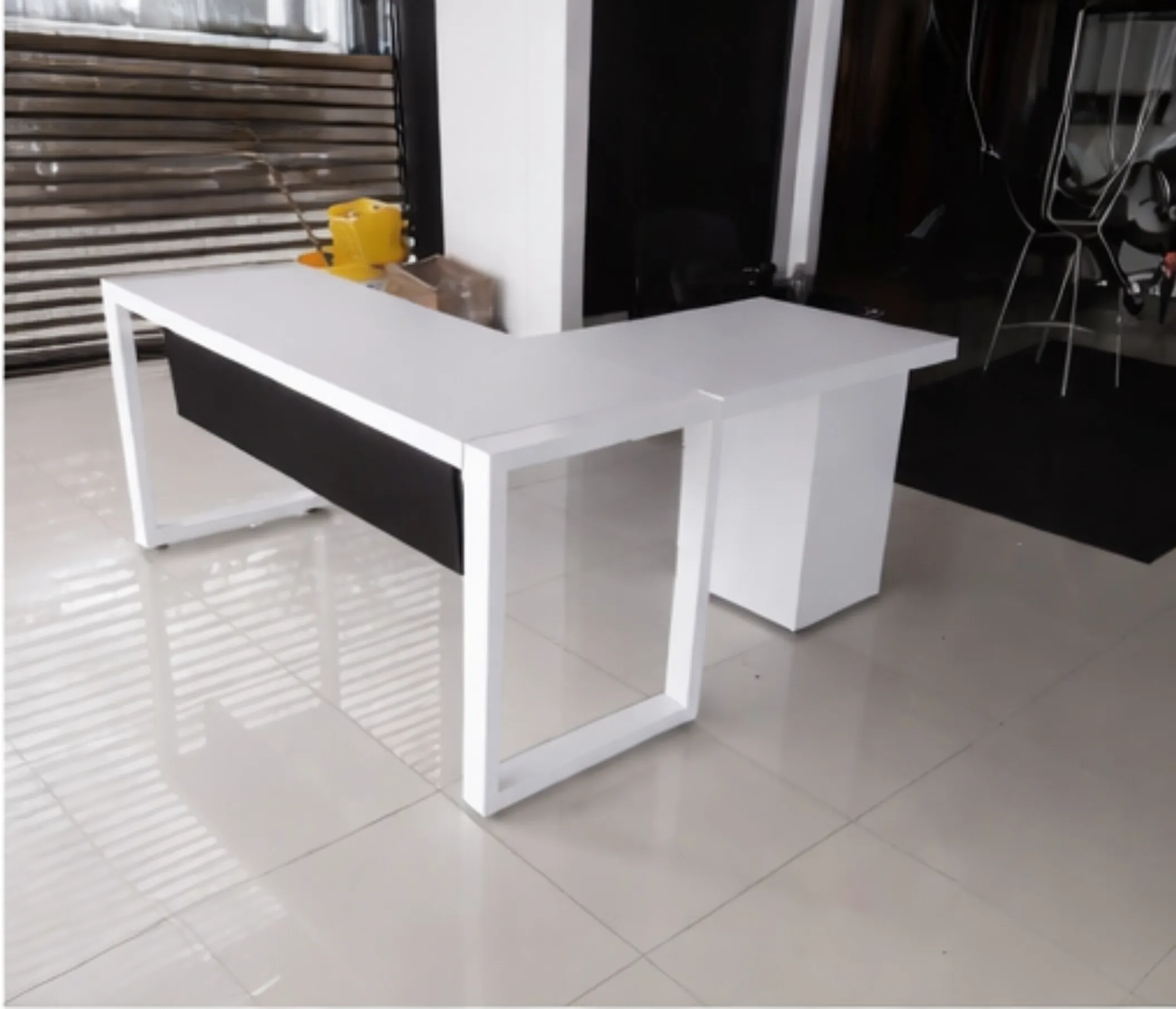 Escritorio ejecutivo en L